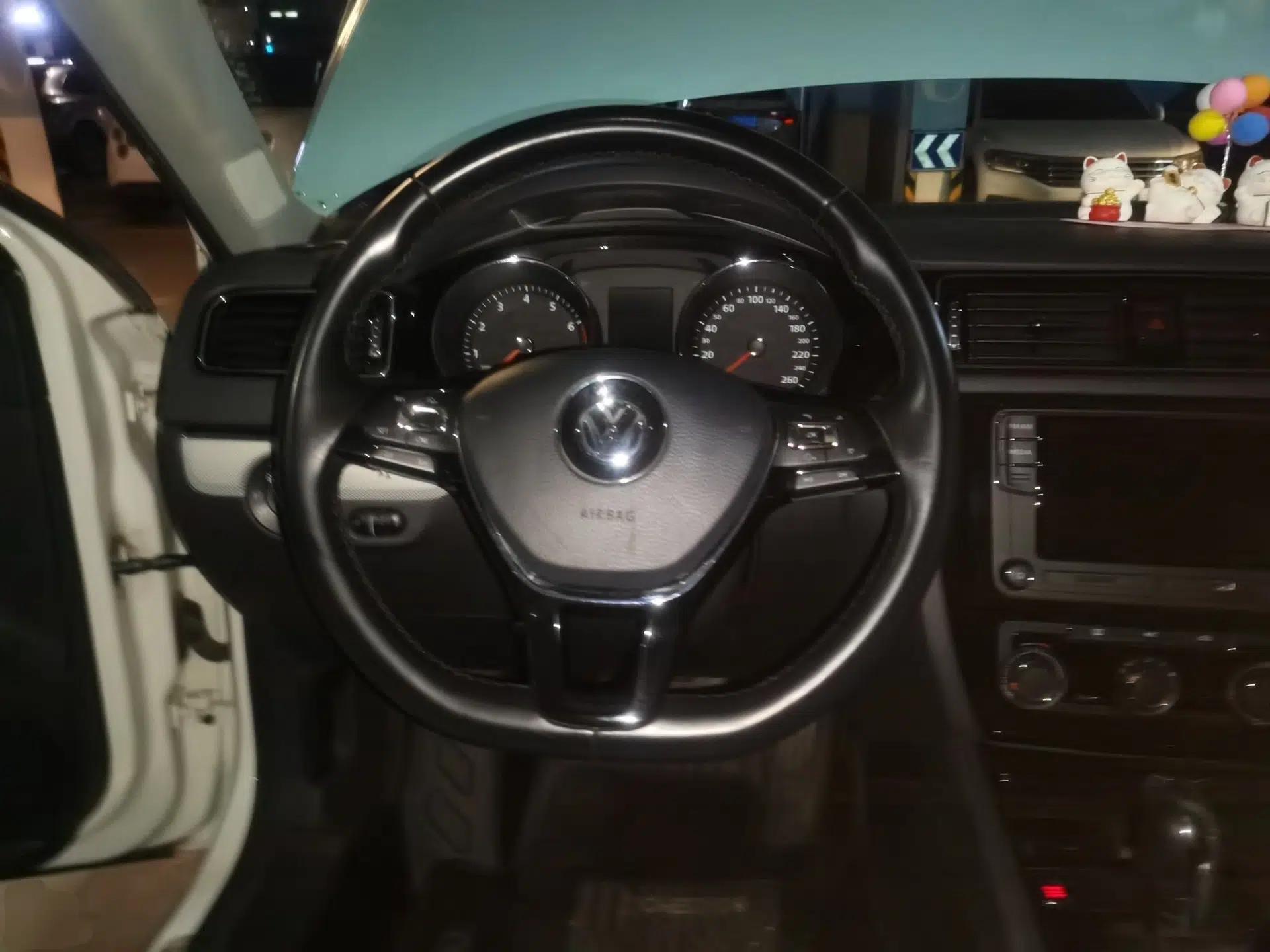 Volkswagen Sagitar 2017 1.6L Automatic Comfort Model — миниатюра 10