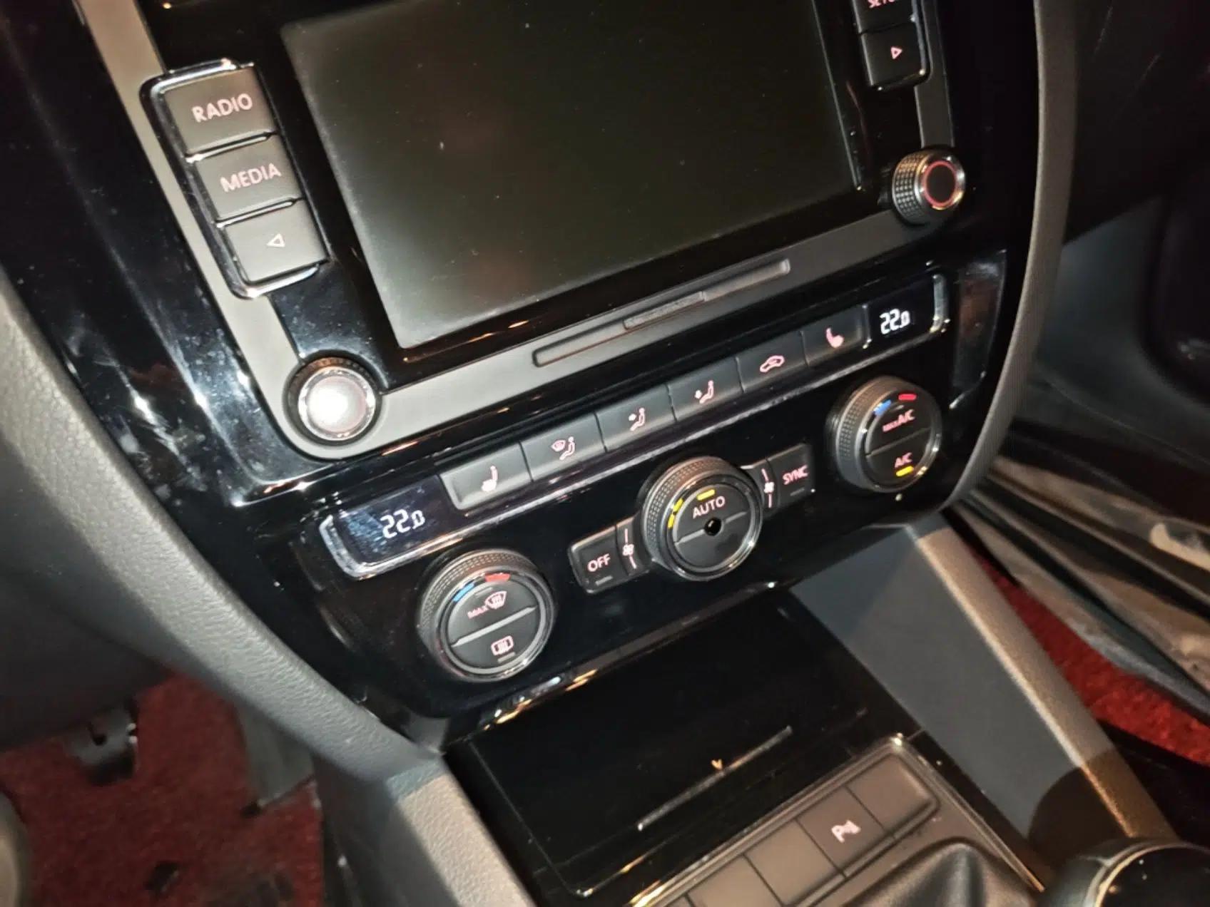 Volkswagen Sagitar 2015 230TSI Manual Luxury Edition — миниатюра 13