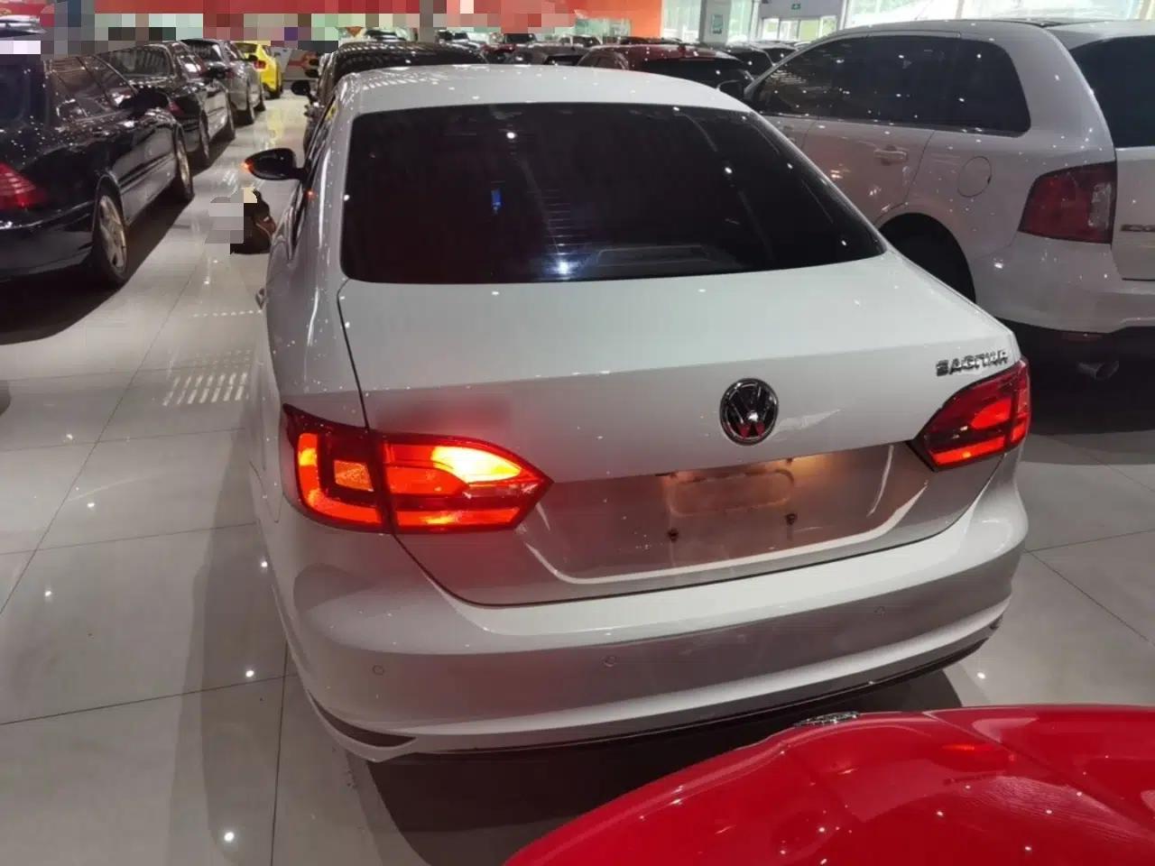 Volkswagen Sagitar 2014 Revised Version 1.6L Automatic Leading Edition — миниатюра 5