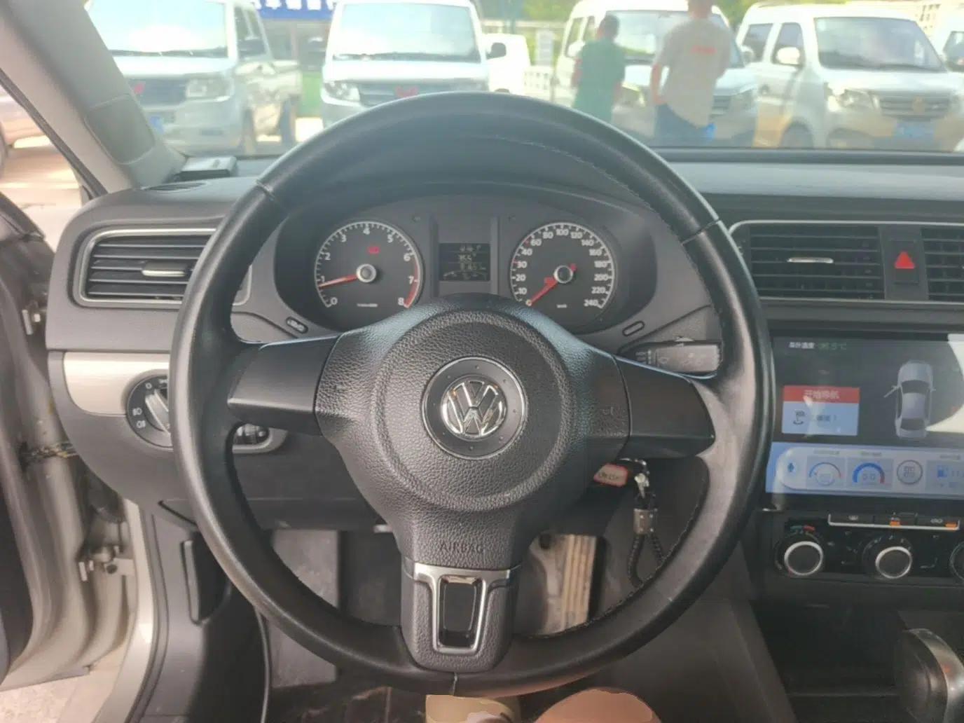 Volkswagen Sagitar 2014 Revised Version 1.6L Automatic Comfort Edition — миниатюра 13