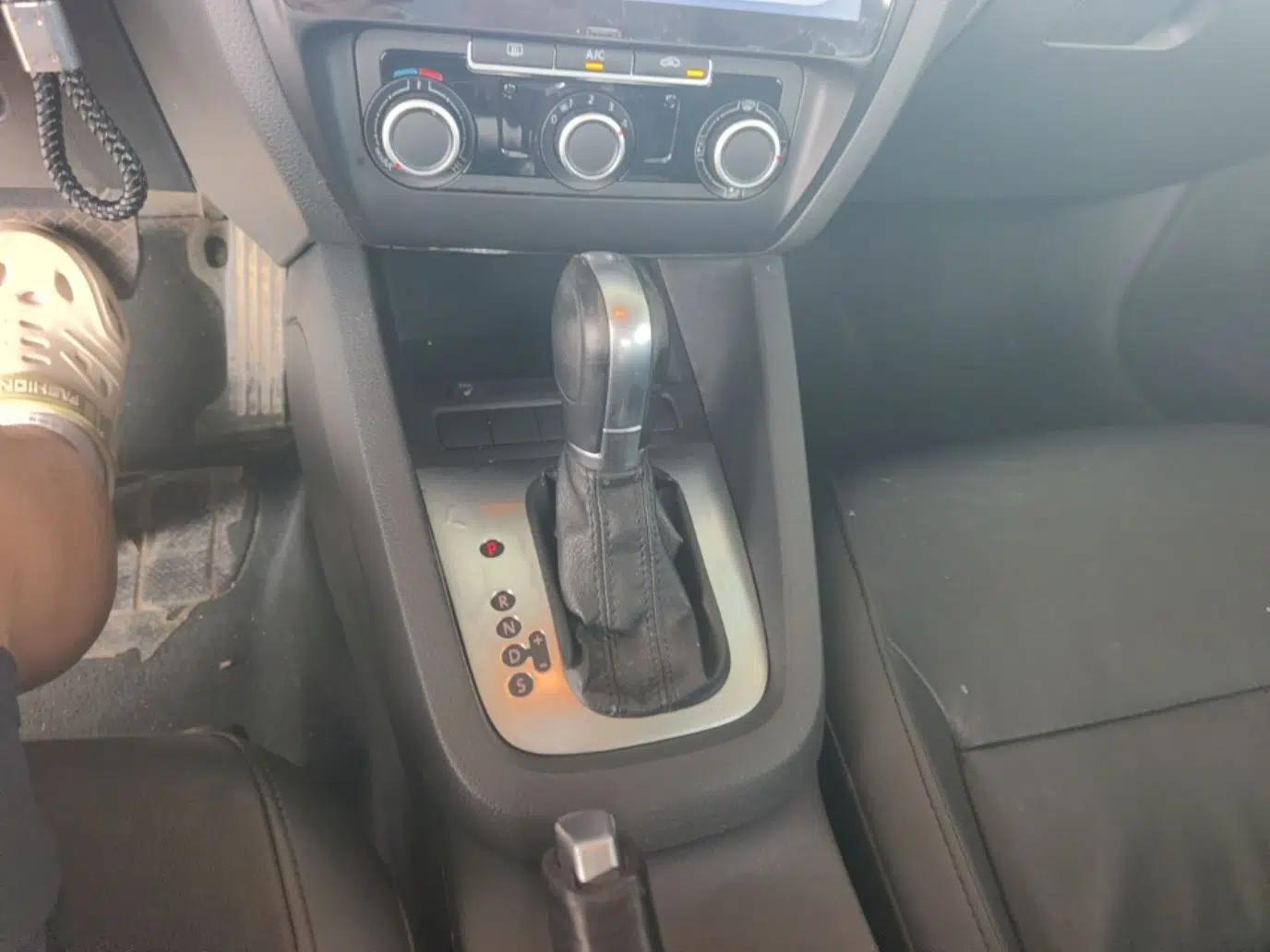 Volkswagen Sagitar 2014 Revised Version 1.6L Automatic Comfort Edition — миниатюра 16