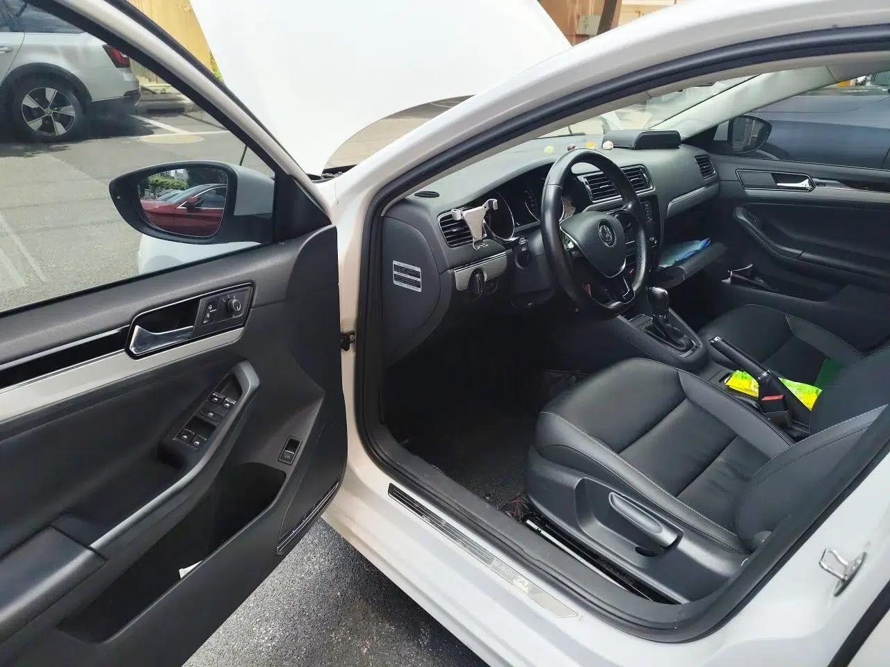 Volkswagen Sagitar 2015 230TSI Automatic Comfort Version — миниатюра 16
