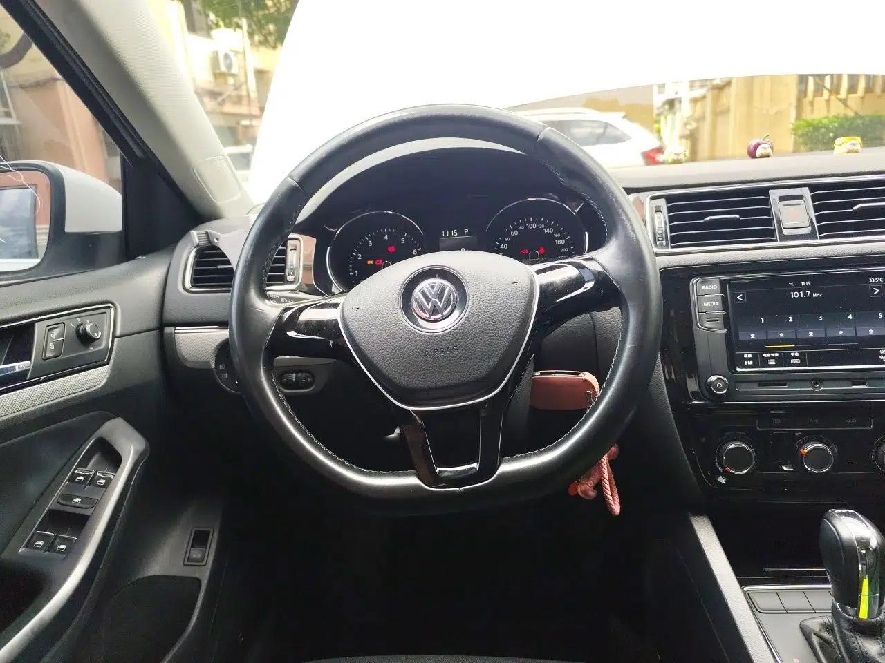 Volkswagen Sagitar 2015 230TSI Automatic Comfort Version — миниатюра 10
