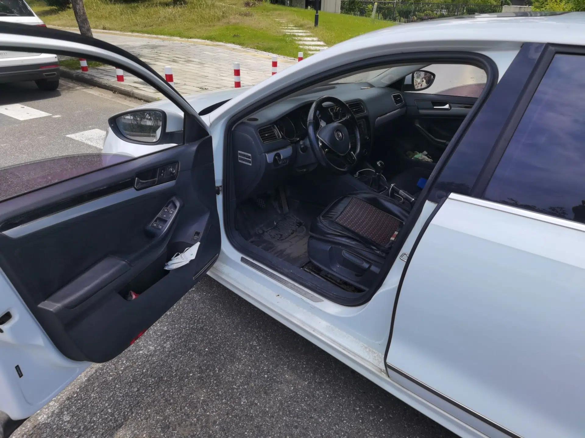 Volkswagen Sagitar 2015 230TSI Manual Comfort Version — миниатюра 16