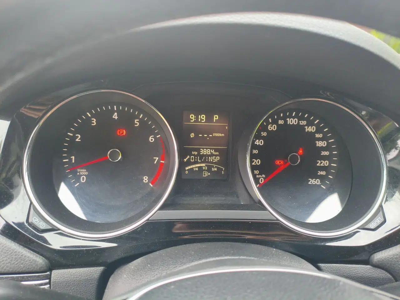 Volkswagen Sagitar 2015 1.6L Automatic Comfort Model — миниатюра 11