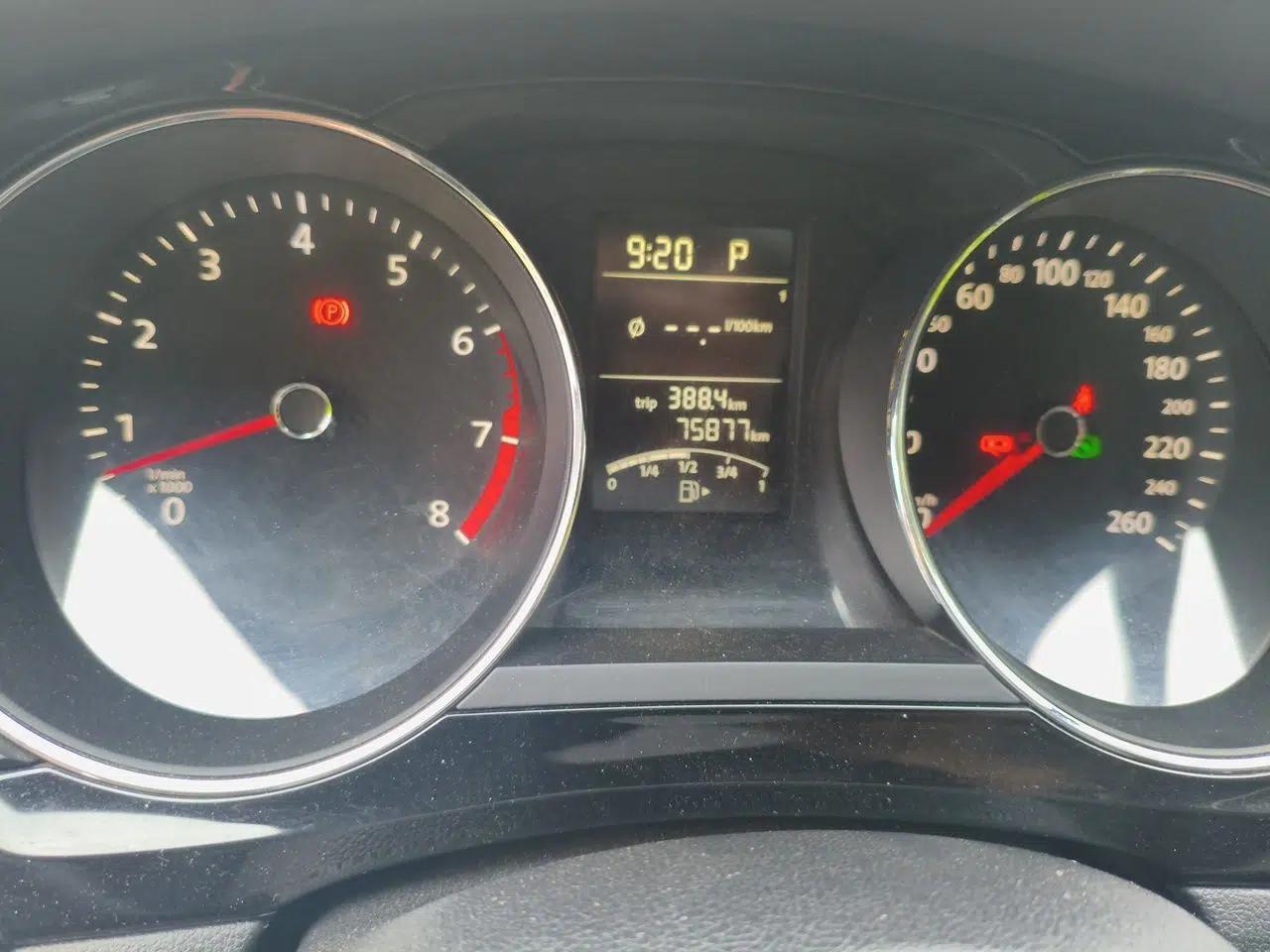 Volkswagen Sagitar 2015 1.6L Automatic Comfort Model — миниатюра 12