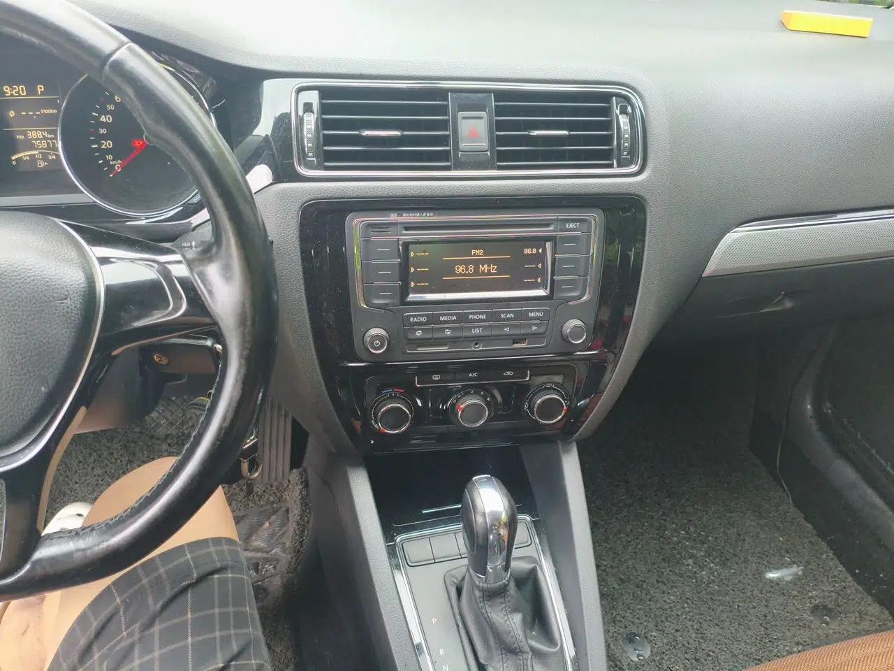 Volkswagen Sagitar 2015 1.6L Automatic Comfort Model — миниатюра 13