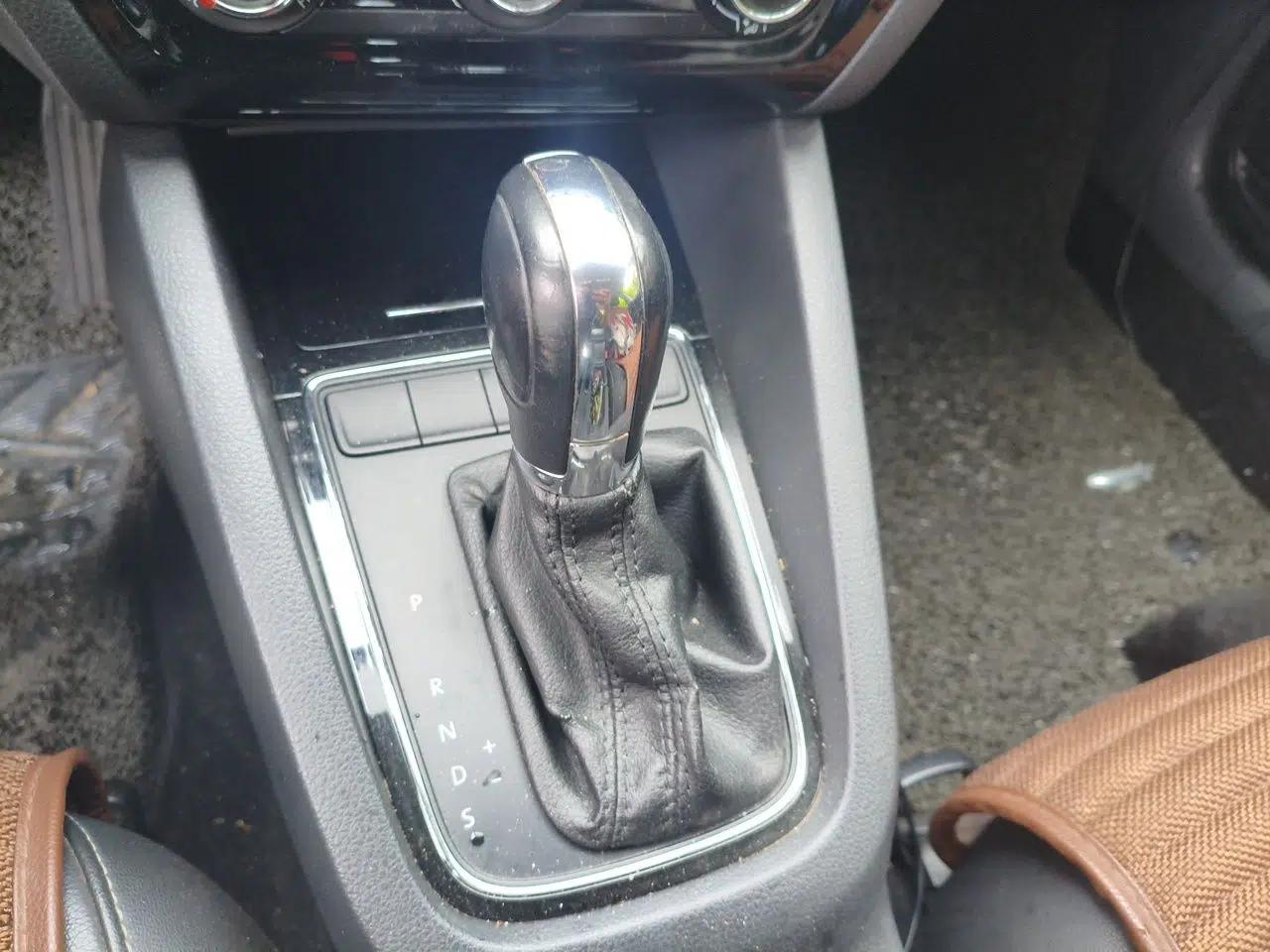 Volkswagen Sagitar 2015 1.6L Automatic Comfort Model — миниатюра 14