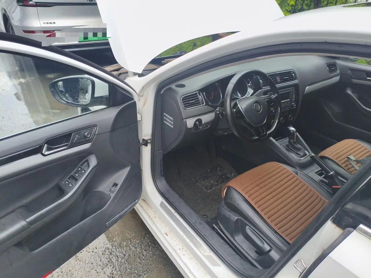 Volkswagen Sagitar 2015 1.6L Automatic Comfort Model — миниатюра 16