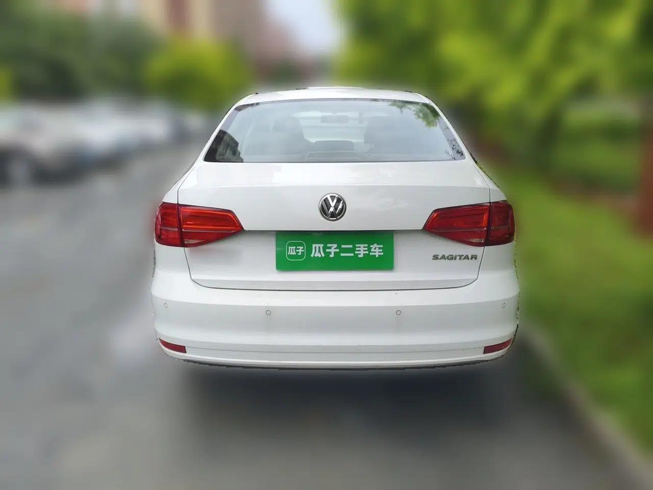Volkswagen Sagitar 2015 1.6L Automatic Comfort Model — миниатюра 5