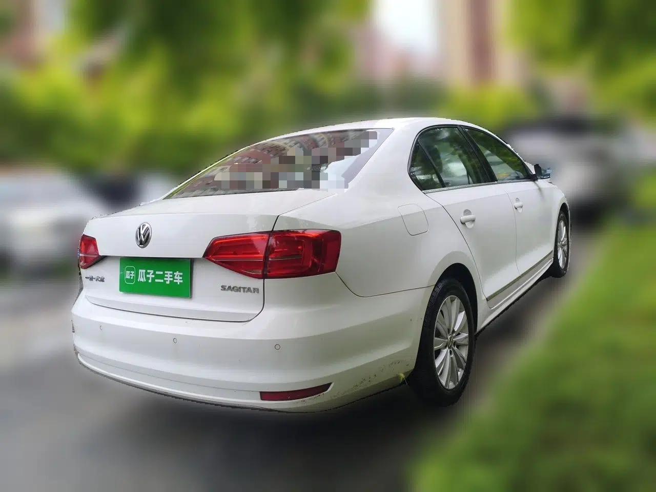 Volkswagen Sagitar 2015 1.6L Automatic Comfort Model — миниатюра 6