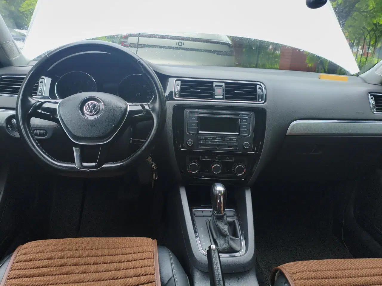 Volkswagen Sagitar 2015 1.6L Automatic Comfort Model — миниатюра 9