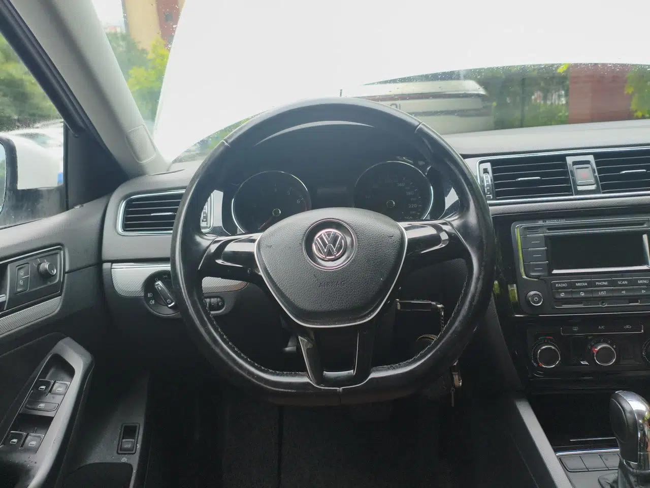 Volkswagen Sagitar 2015 1.6L Automatic Comfort Model — миниатюра 10