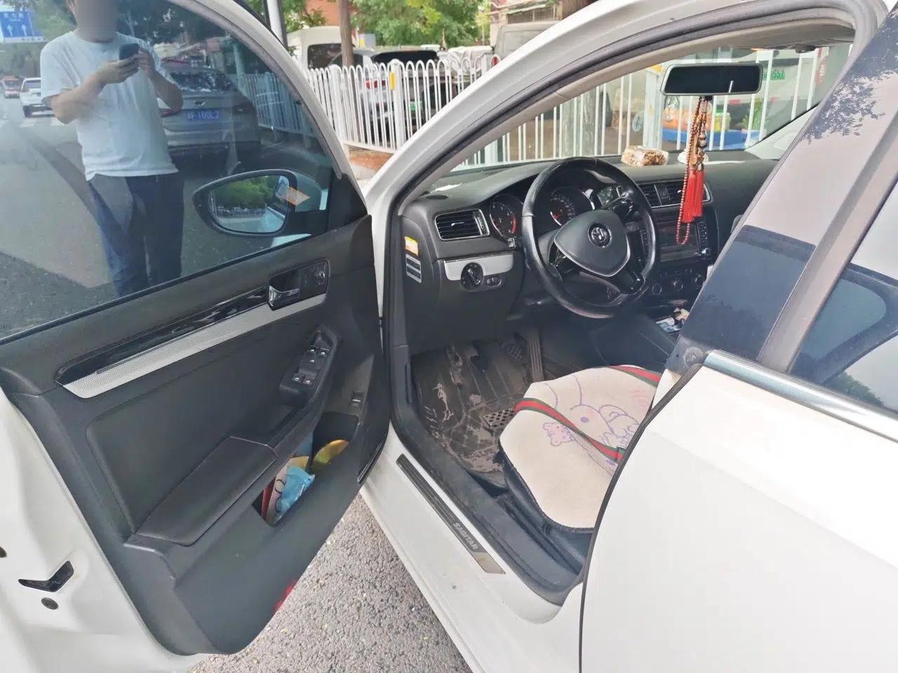 Volkswagen Sagitar 2015 230TSI Manual Comfort Version — миниатюра 16