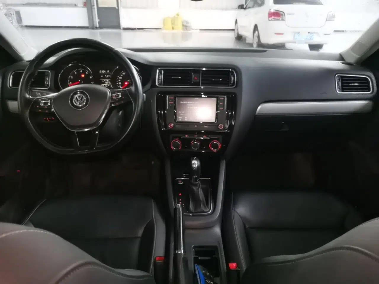 Volkswagen Sagitar 2018 1.6L Automatic Comfort Model — миниатюра 12