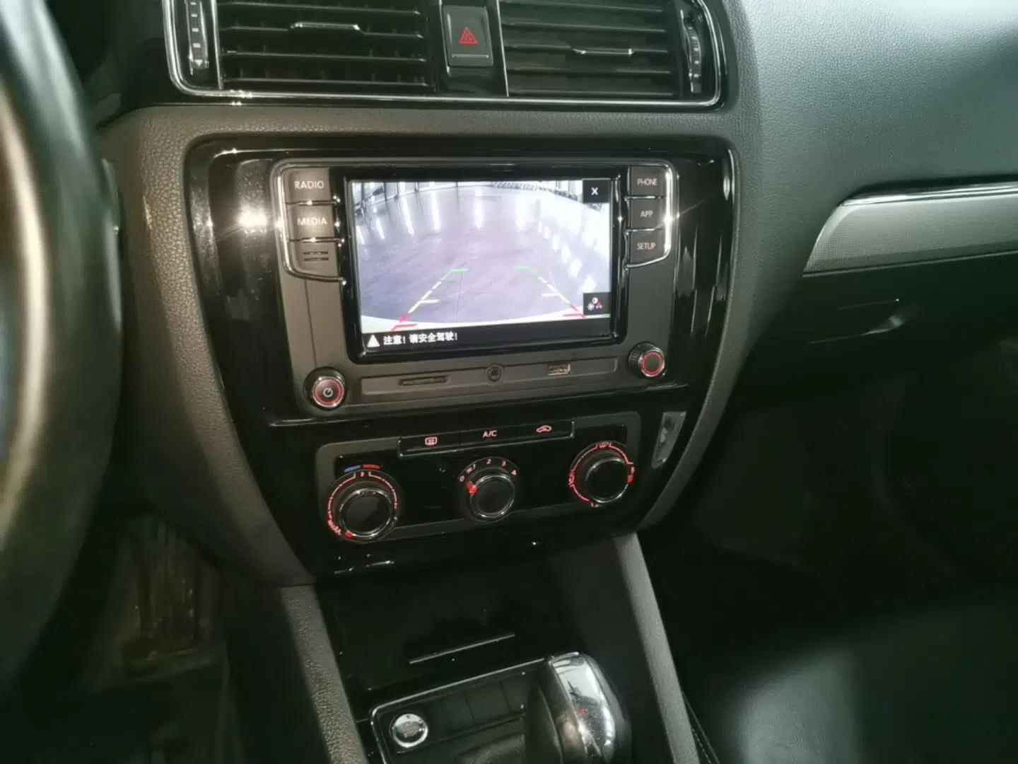 Volkswagen Sagitar 2018 1.6L Automatic Comfort Model — миниатюра 15