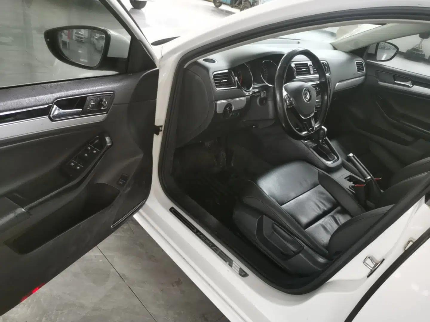 Volkswagen Sagitar 2018 1.6L Automatic Comfort Model — миниатюра 18