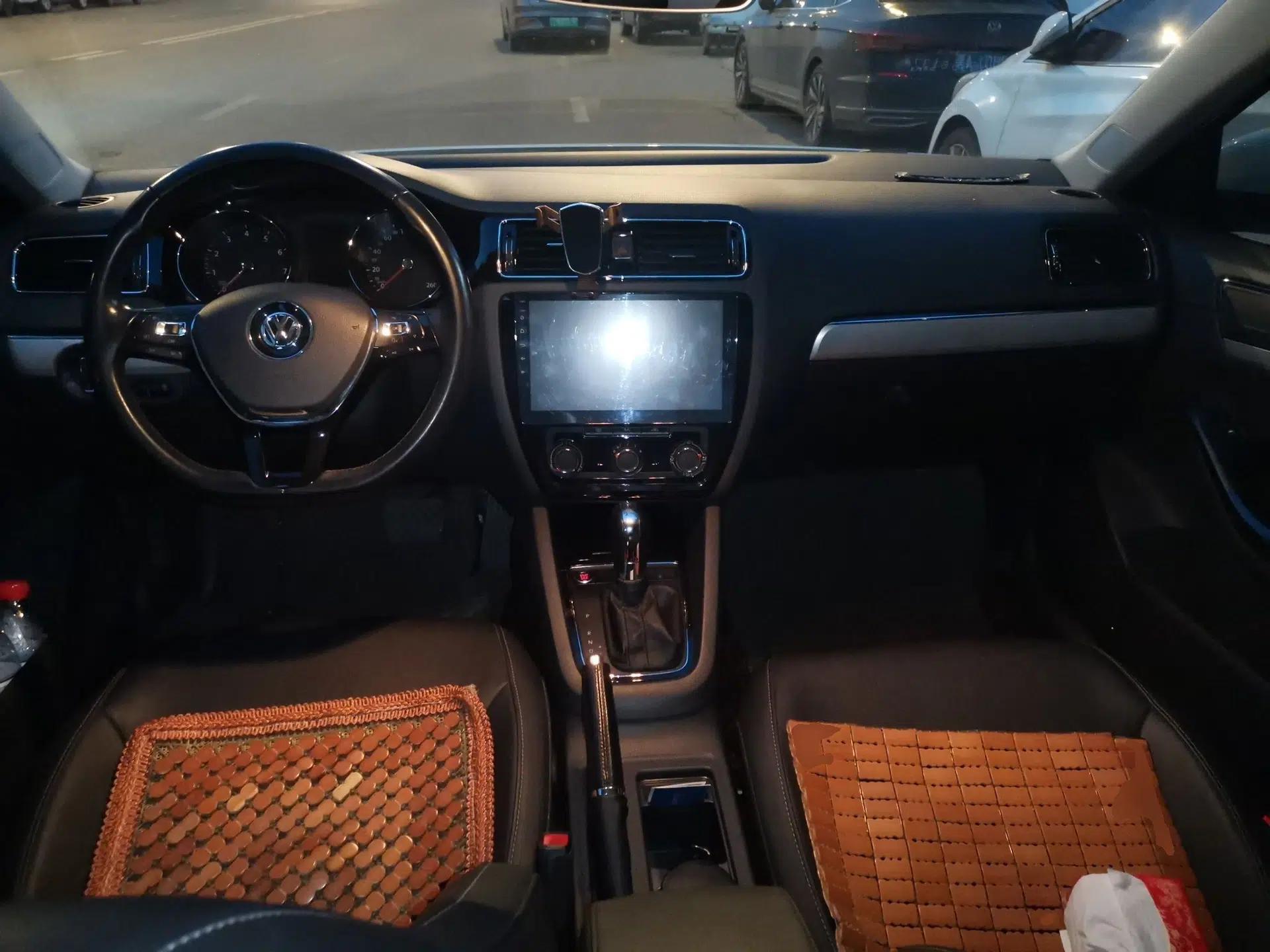 Volkswagen Sagitar 2018 1.6L Automatic Comfort Model — миниатюра 9