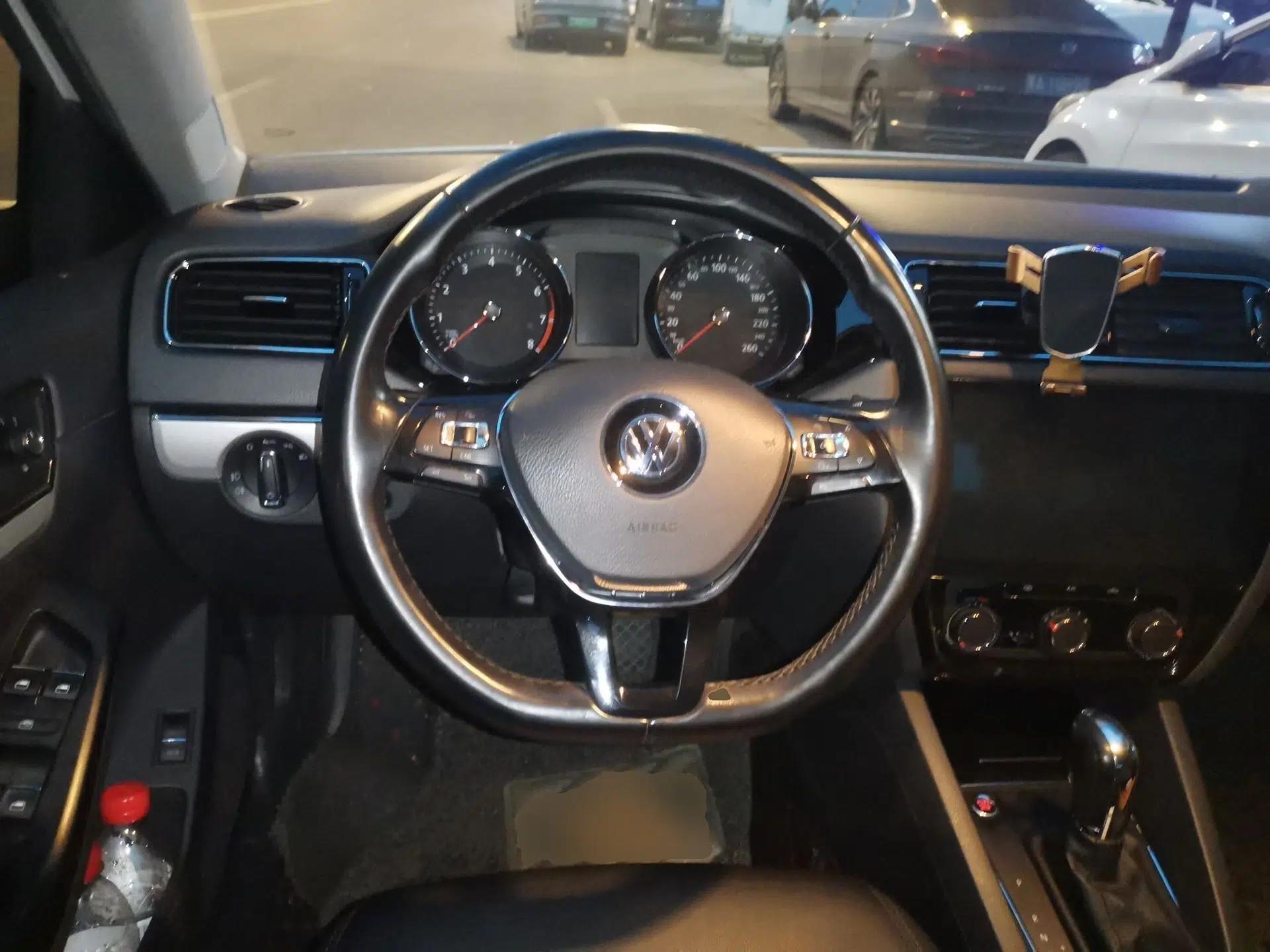 Volkswagen Sagitar 2018 1.6L Automatic Comfort Model — миниатюра 10