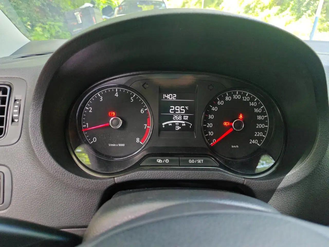Volkswagen Polo 2014 1.4L Manual Fashion Edition — миниатюра 11