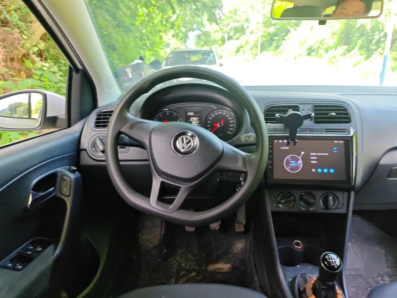 Volkswagen Polo 2014 1.4L Manual Fashion Edition — миниатюра 10