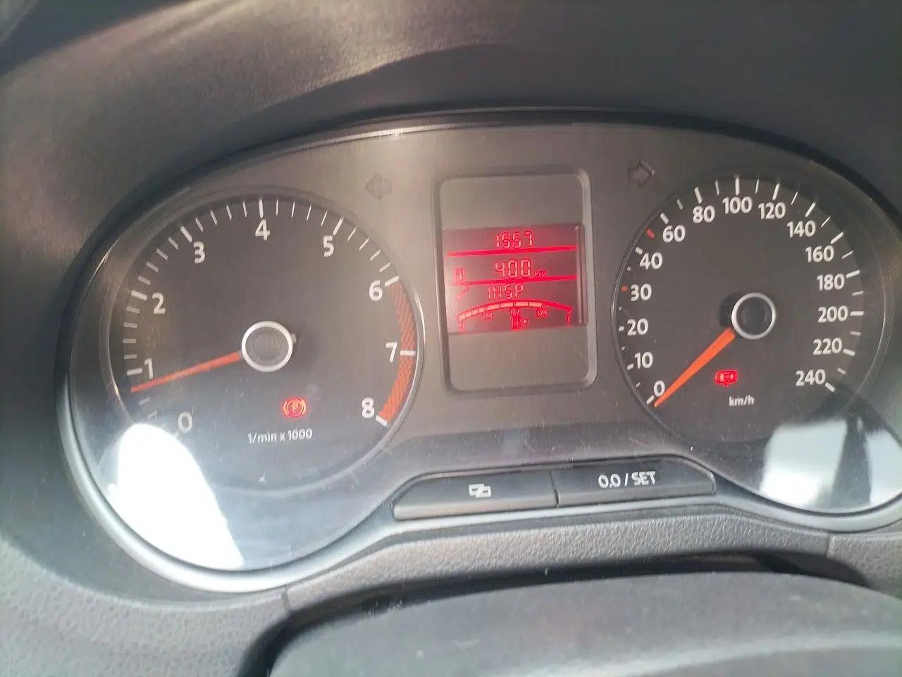 Volkswagen Polo 2013 1.4L Manual Fashion Edition — миниатюра 11