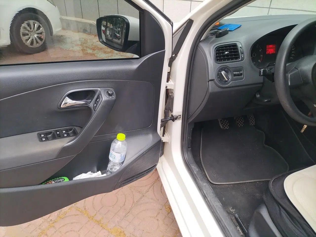 Volkswagen Polo 2013 1.4L Manual Fashion Edition — миниатюра 16