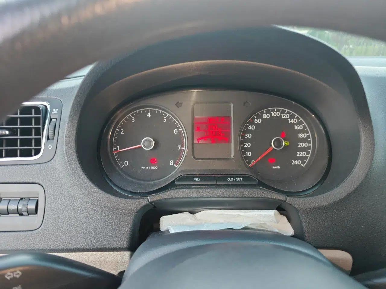 Volkswagen Polo 2011 1.6L Automatic ZhiKu Edition — миниатюра 11