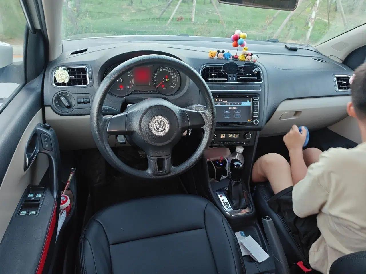 Volkswagen Polo 2011 1.6L Automatic ZhiKu Edition — миниатюра 9