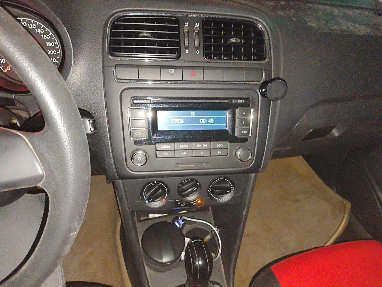 Volkswagen Polo 2011 1.4L Automatic ZhiShang Version — миниатюра 13