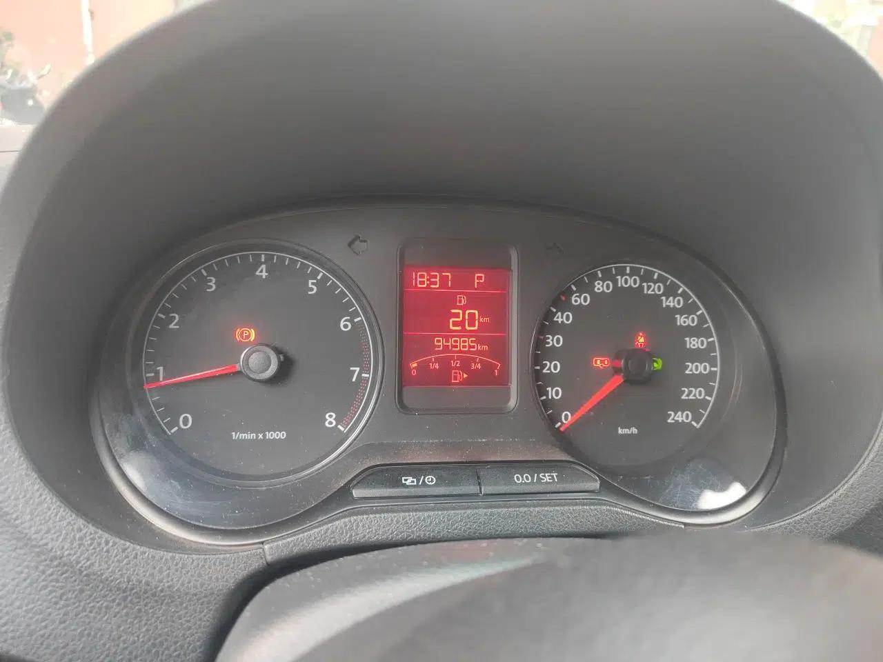 Volkswagen Polo 2013 1.6L Automatic Comfort Edition — миниатюра 11