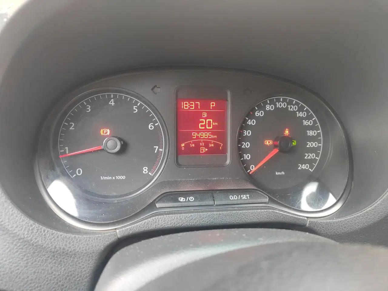 Volkswagen Polo 2013 1.6L Automatic Comfort Edition — миниатюра 12