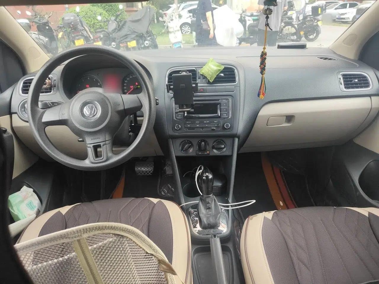 Volkswagen Polo 2013 1.6L Automatic Comfort Edition — миниатюра 9