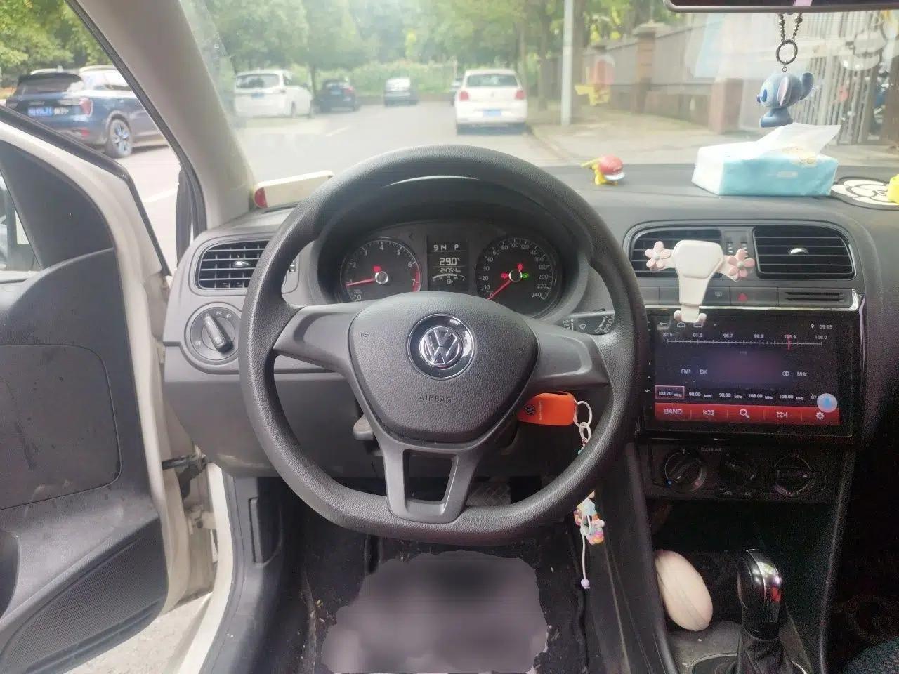 Volkswagen Polo 2016 1.4L Automatic Trendy Model — миниатюра 8