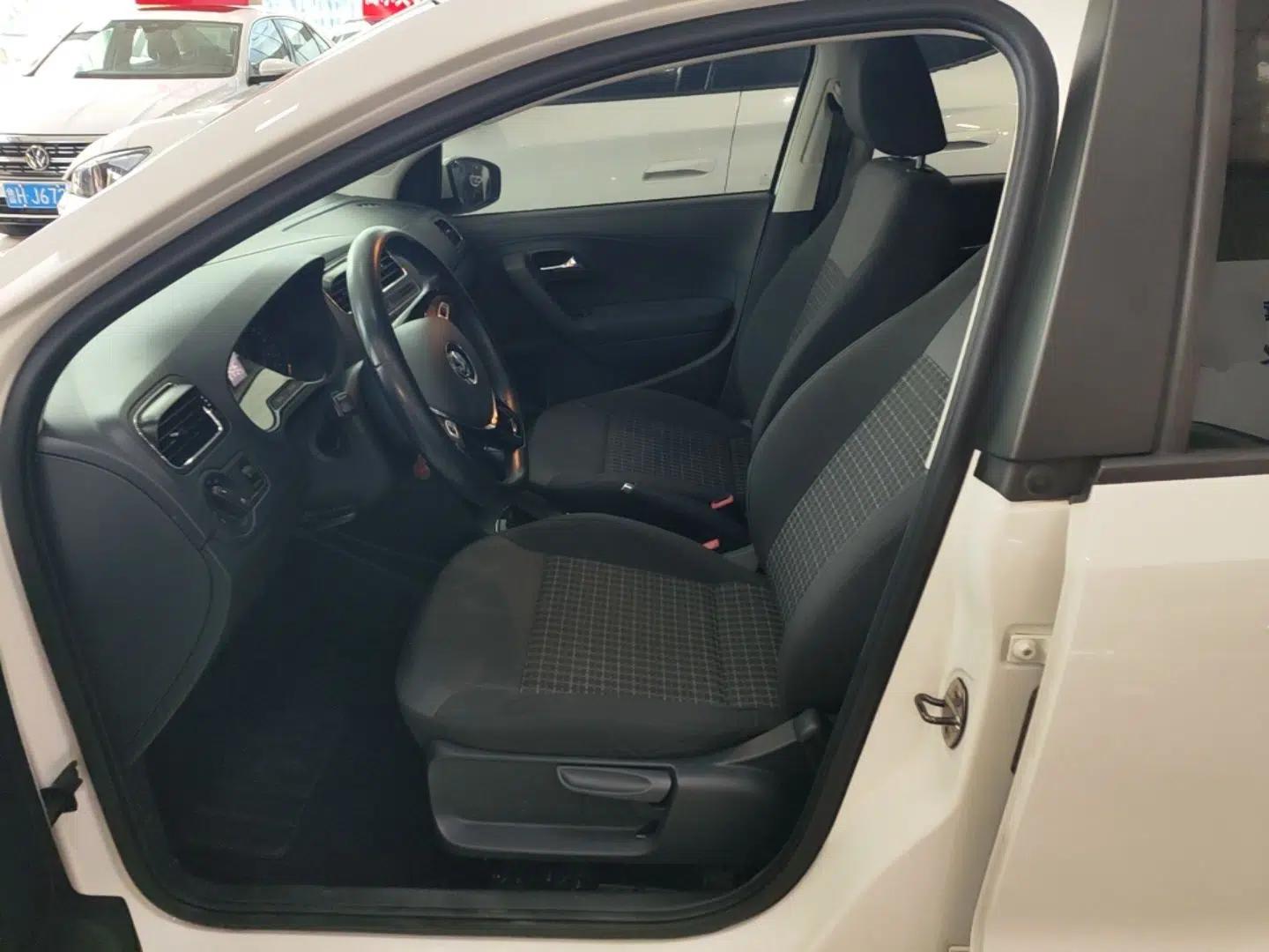 Volkswagen Polo 2016 1.6L Automatic Comfort Model — миниатюра 17