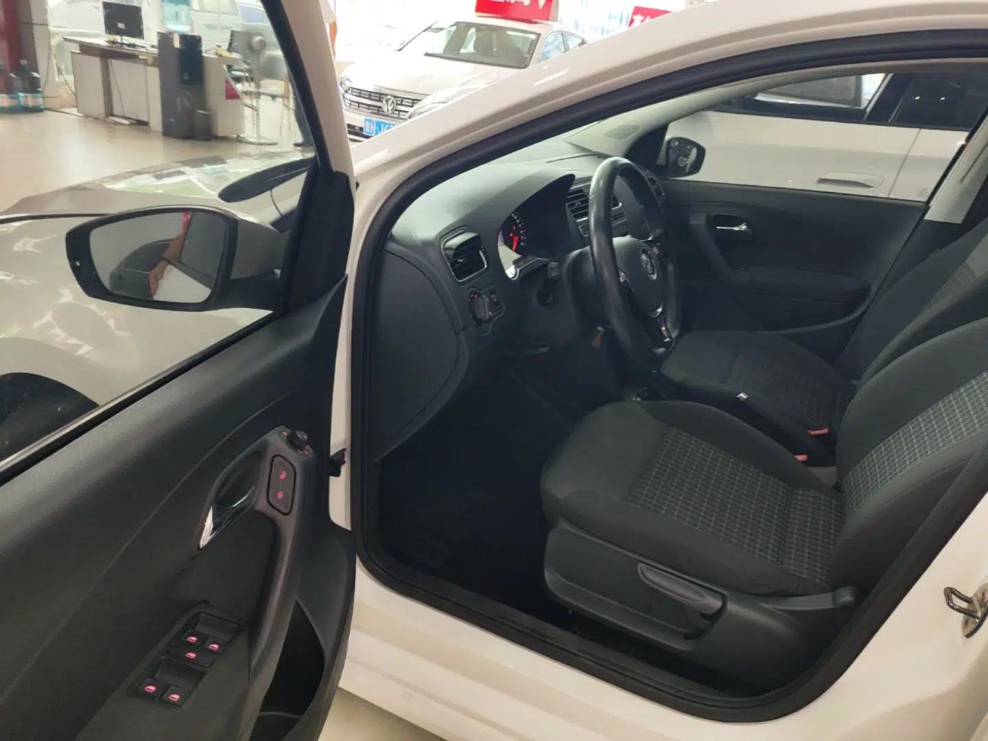 Volkswagen Polo 2016 1.6L Automatic Comfort Model — миниатюра 18