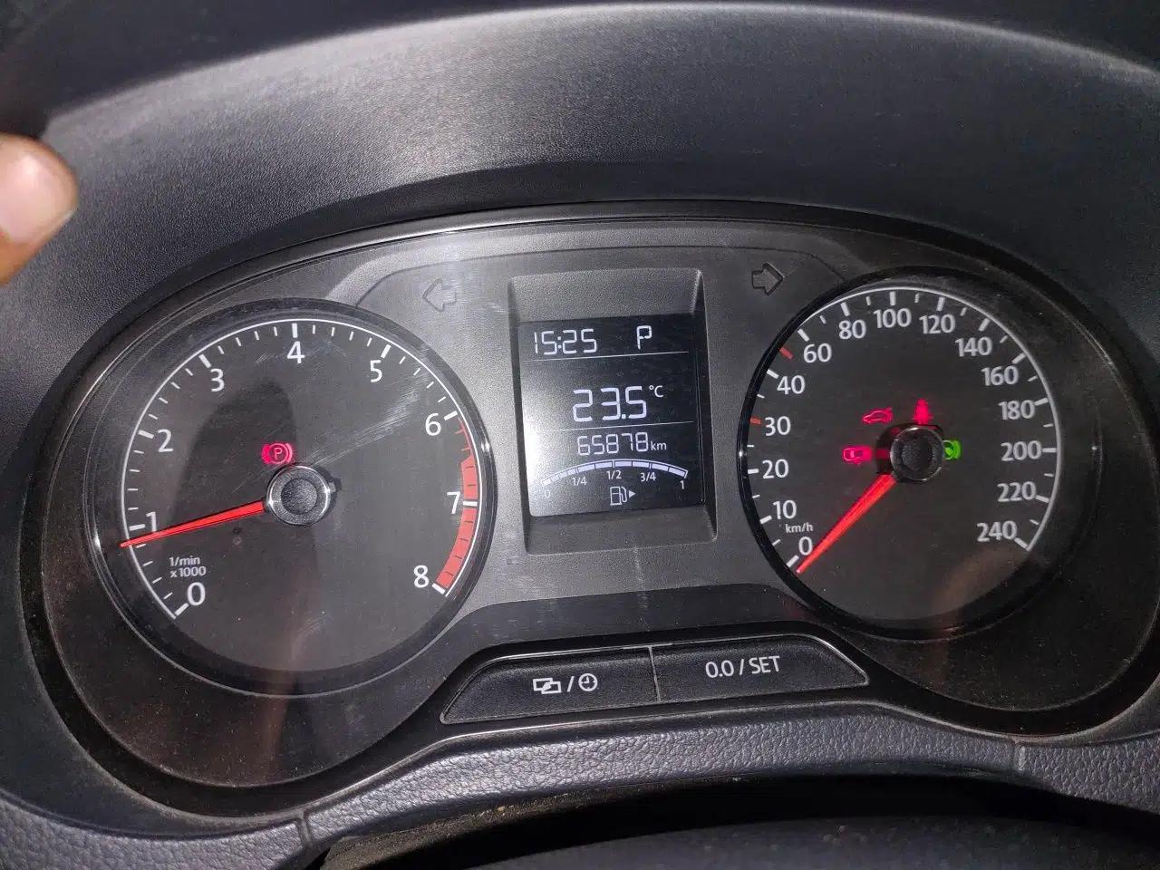 Volkswagen Polo 2016 1.4L Automatic Trendy Model — миниатюра 11