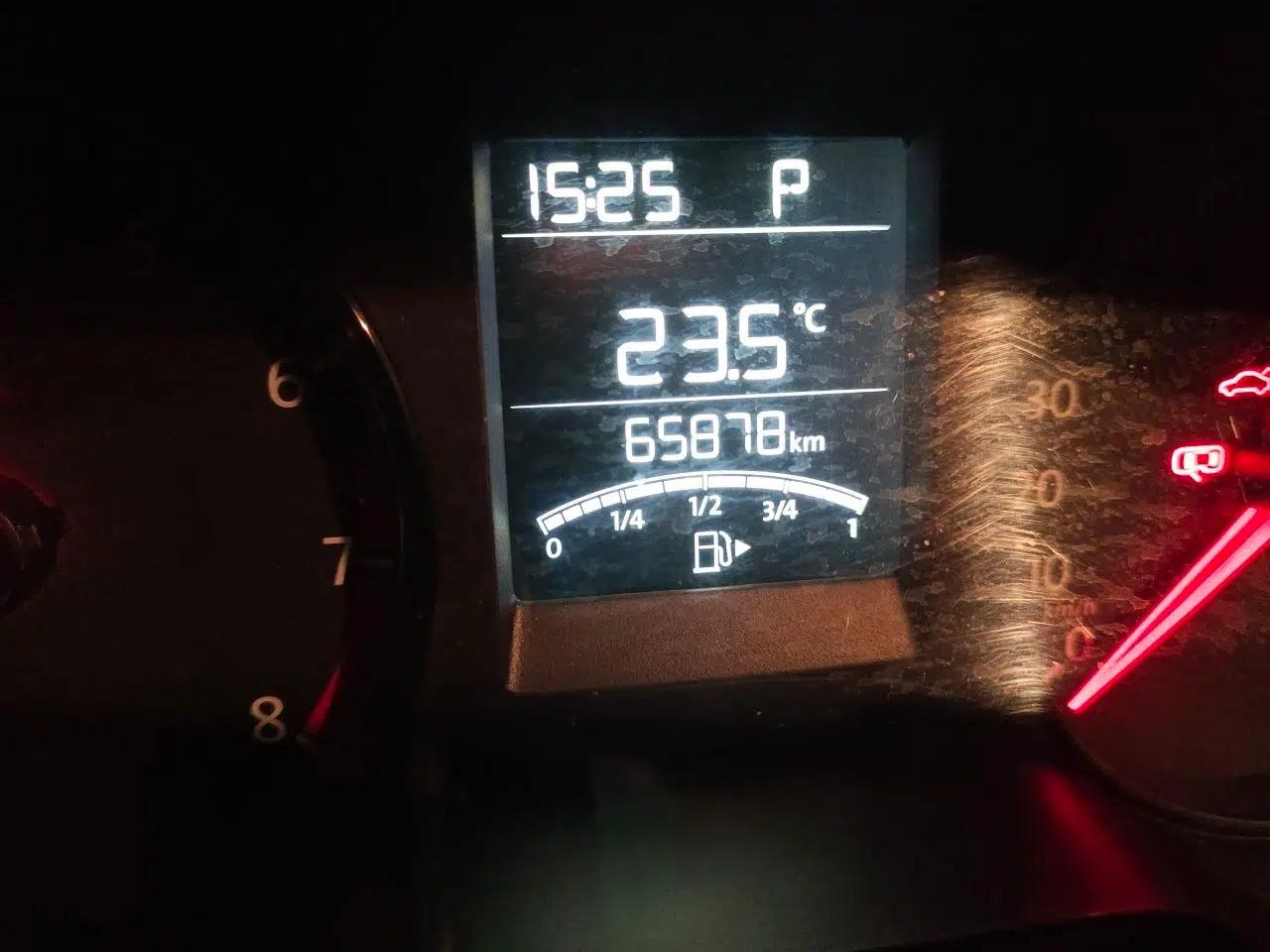 Volkswagen Polo 2016 1.4L Automatic Trendy Model — миниатюра 12