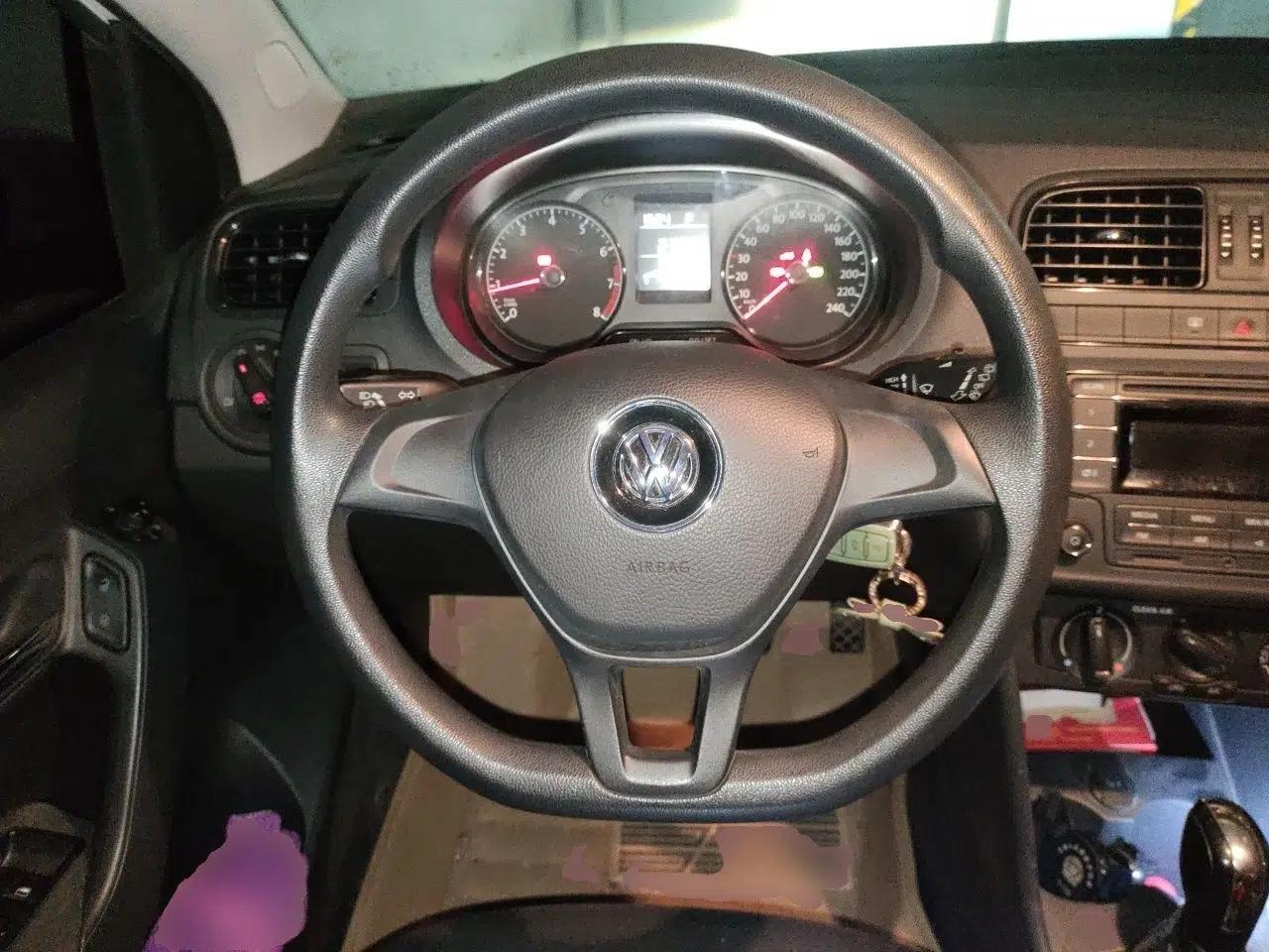 Volkswagen Polo 2016 1.4L Automatic Trendy Model — миниатюра 10