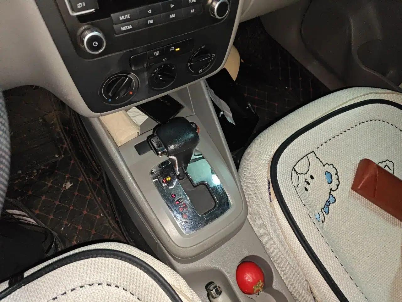 Volkswagen Bora 2012 1.6L Automatic Fashion Edition — миниатюра 14