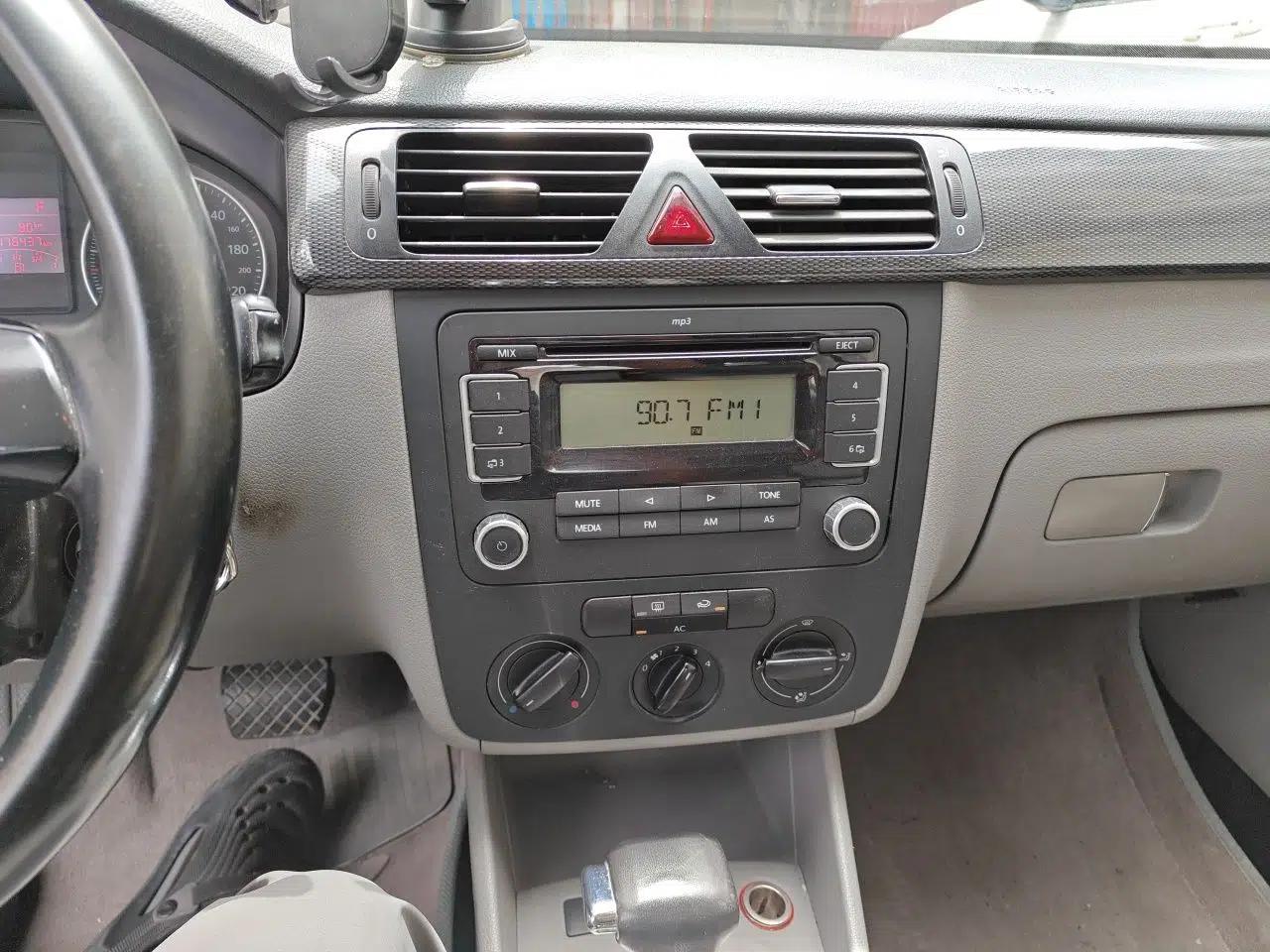 Volkswagen Bora 2011 1.6L Automatic Comfort Model — миниатюра 13