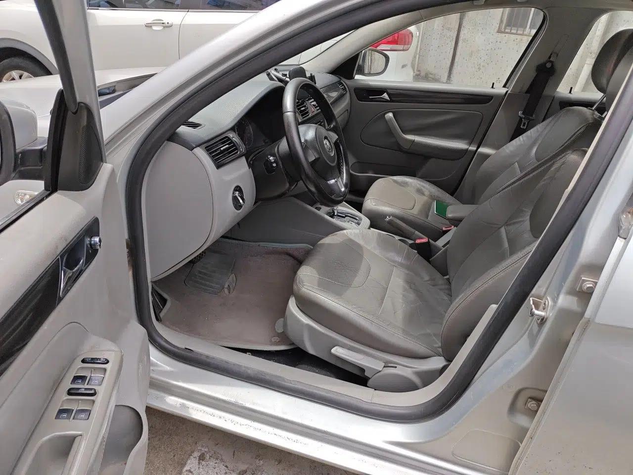 Volkswagen Bora 2011 1.6L Automatic Comfort Model — миниатюра 16