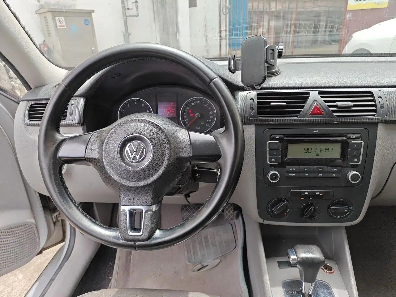 Volkswagen Bora 2011 1.6L Automatic Comfort Model — миниатюра 9
