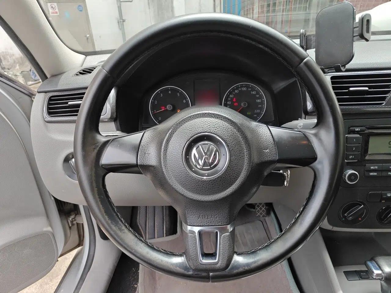 Volkswagen Bora 2011 1.6L Automatic Comfort Model — миниатюра 10