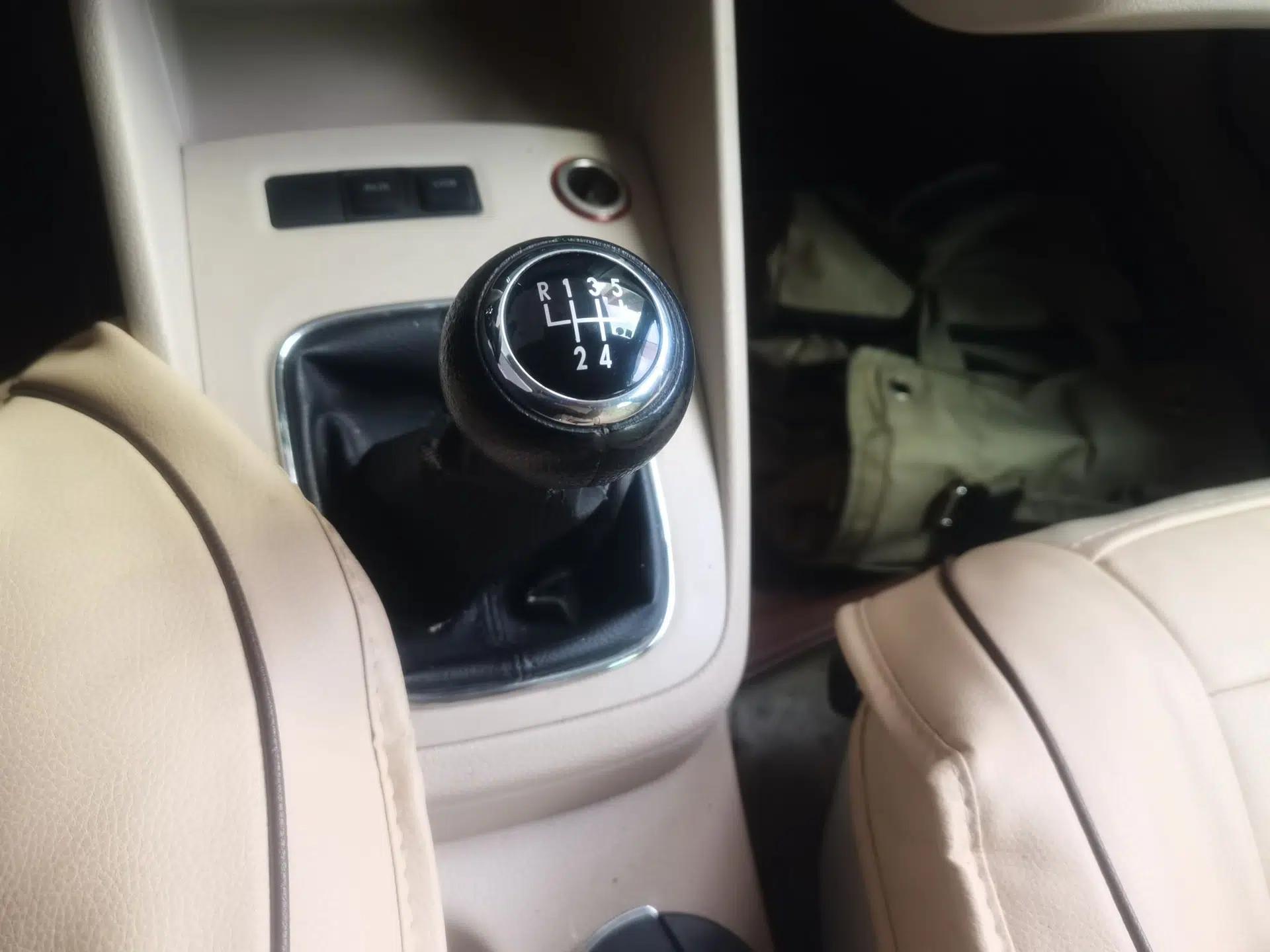 Volkswagen Bora 2012 1.6L Manual Fashion Edition — миниатюра 14
