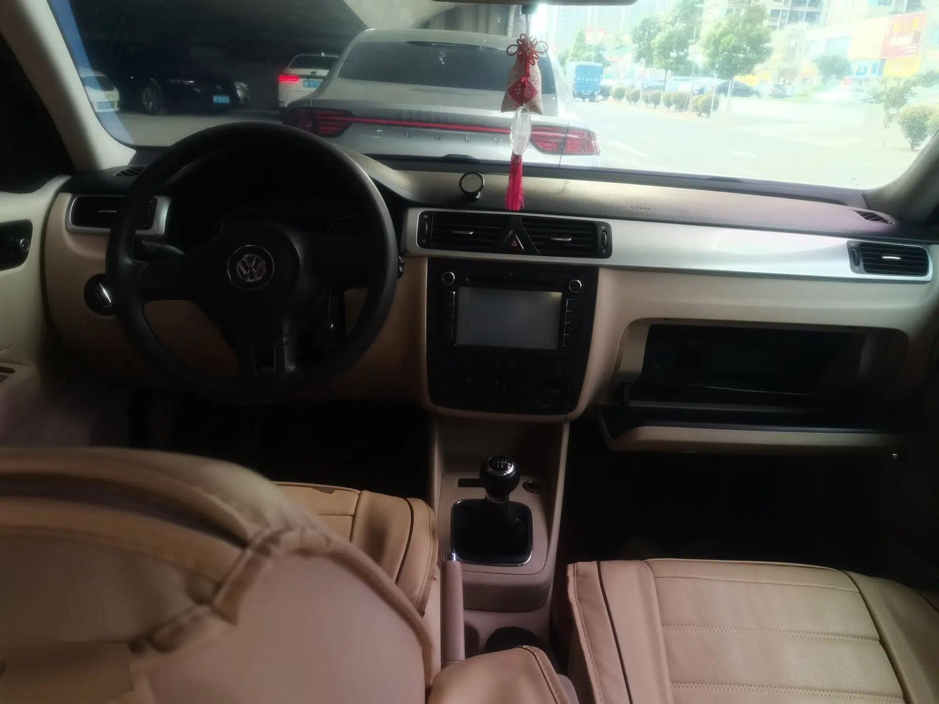 Volkswagen Bora 2012 1.6L Manual Fashion Edition — миниатюра 9