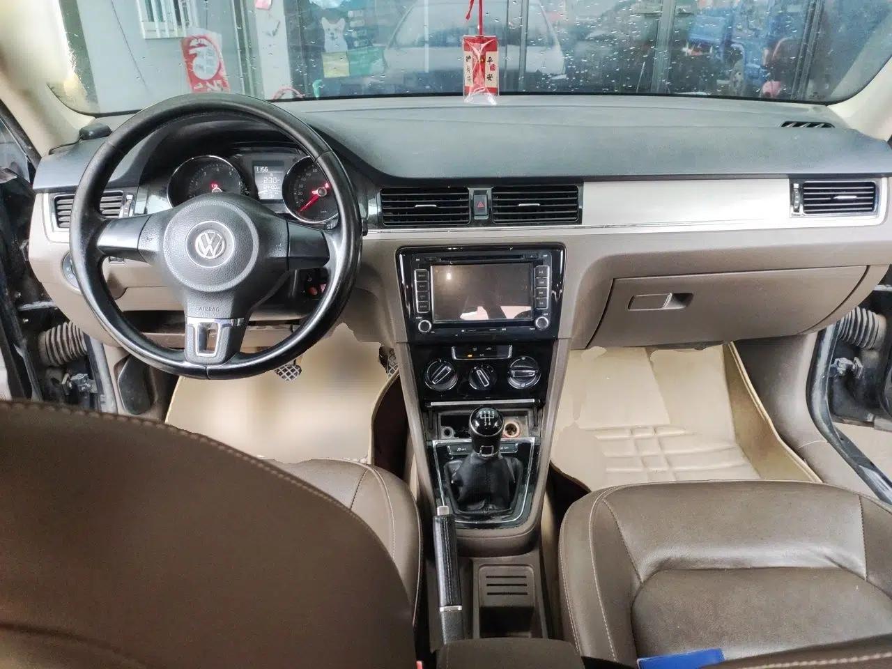 Volkswagen Bora 2014 1.6L Manual Comfort Model — миниатюра 9