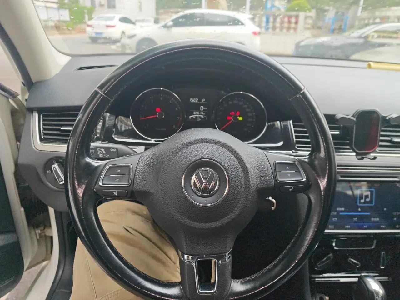 Volkswagen Bora 2015 Value Edition 1.6L Automatic Comfort Version — миниатюра 10