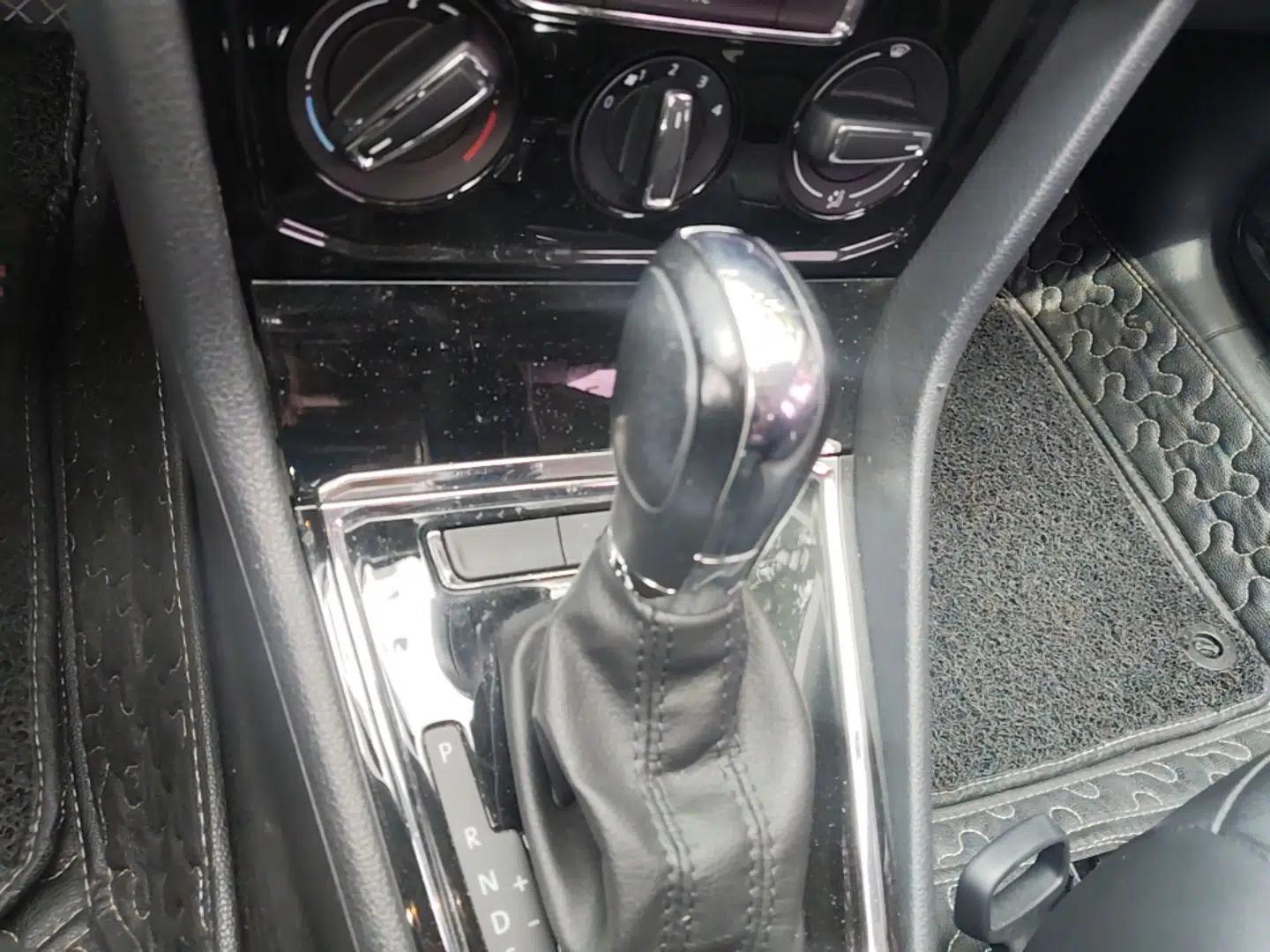 Volkswagen Bora 2017 1.6L Automatic Comfort Model — миниатюра 16