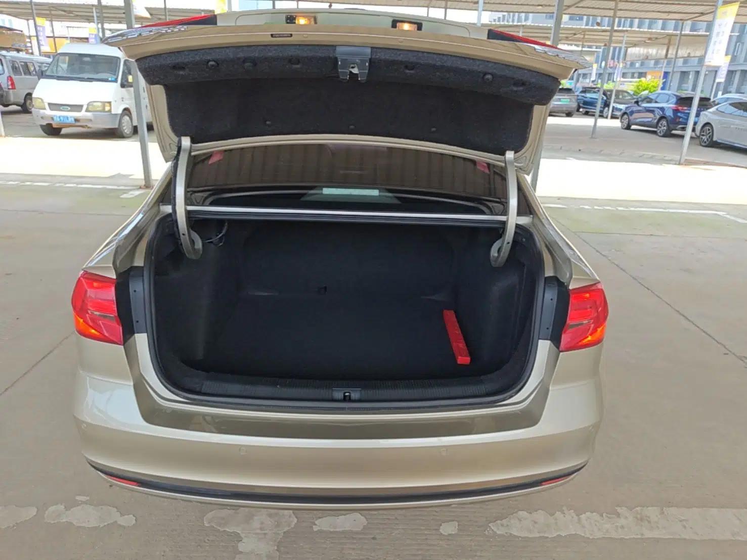 Volkswagen Bora 2016 1.6L Automatic Fashion Model — миниатюра 22